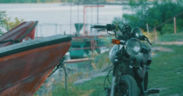 Blick Auf Ein Freien Geparktes Motorrad — Stockvideo