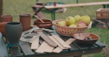Antika çarpı tarihsel gıda ve tekneler masada..