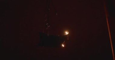 Antik petrol gecenin karanlığında hızla yayılır..
