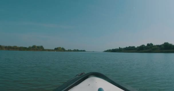 Вид Лодки Быструю Прогулку Большой Реке Скоростном Катере — стоковое видео