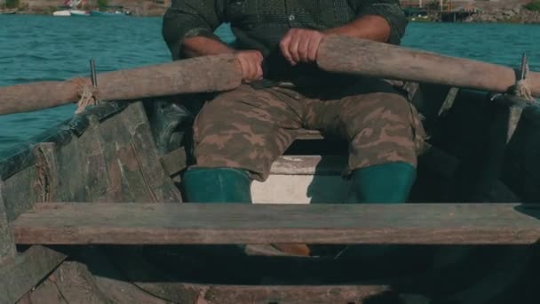 Vieux Pêcheur Remorque Dans Canot — Video