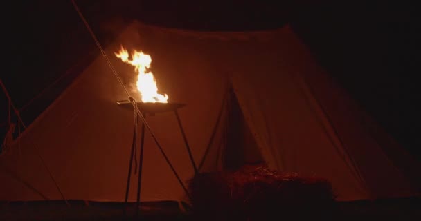 Ancienne Tente Barbare Sur Camp Nuit — Video