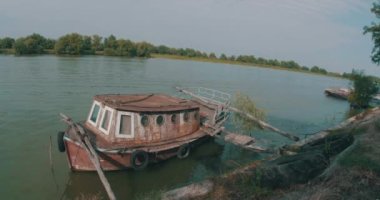 Romanya 'da Tuna kıyılarında enkaz teknesi.