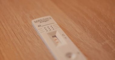 Hızlı SARS CoV-2 Antijen Testi Masada.