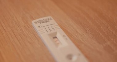 Masada pozitif Coronavirus Antijen testi.