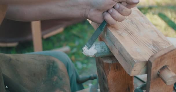 Řemeslník Používá Prastarou Dřevěnou Tesařskou Techniku Pro Návrh Nástroje — Stock video