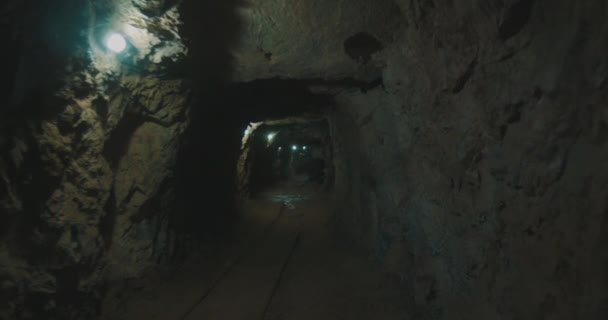 トンネルを通って鉱山の中を歩く — ストック動画