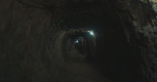 Caminhando Por Túnel Mina — Vídeo de Stock