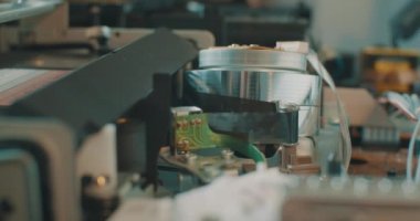 VHS retro oynatıcı video yöneticisi çalışıyor.