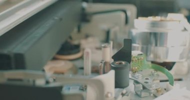 Video kaydediciye retro VHS teyp yerleştiriliyor.