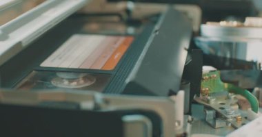 Video kaydedici mekanizmasından retro VHS teybi çıkarılıyor.