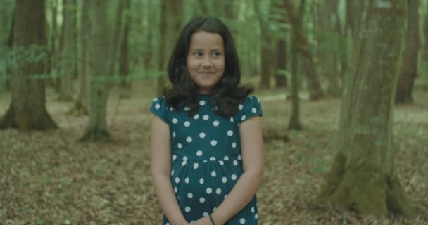 Portret Van Een Lachend Jarig Meisje Het Bos — Stockvideo