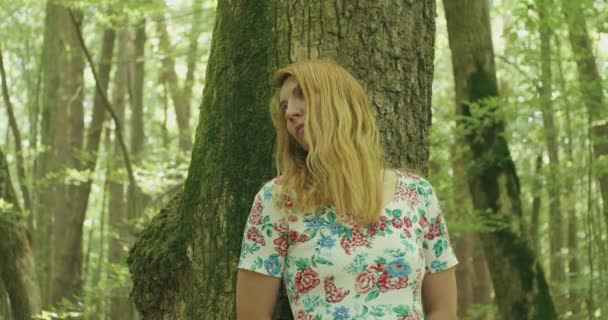 Portret Van Melancholische Blonde Vrouw Aan Het Dromen Het Bos — Stockvideo