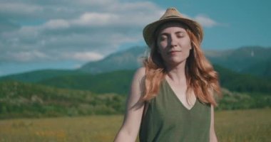 Neşeli dans eden kadın güneşli çayırda.