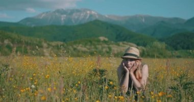 Açık havada güneşli bir yaz öğleden sonra çayırda bir kadın.