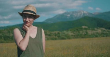 Şapkalı kadın güneşli sakin öğleden sonranın tadını çıkarıyor..