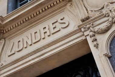 Vintage taşlı bir binanın ön cephesi