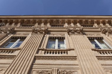 Paris 'te klasik bir Fransız taşlı binasının cephesi