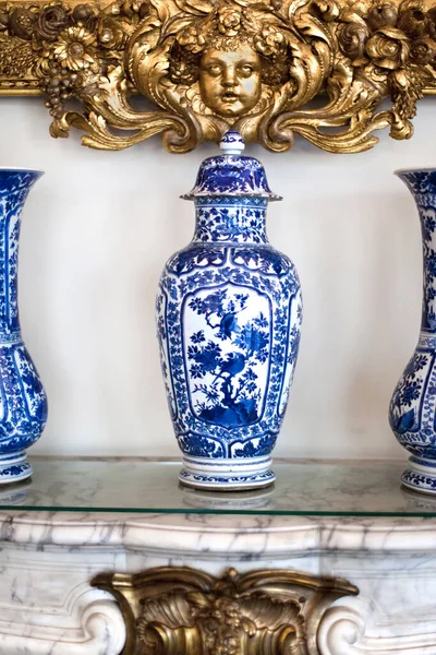 Çin porseleni ve kaledeki şöminenin üzerinde altın ahşap işçiliği.