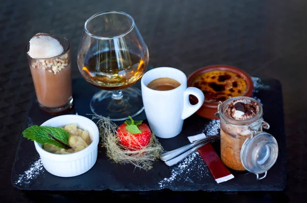 Grand Dessert Verre Armagnac Sur Plateau Ardoise — Photo