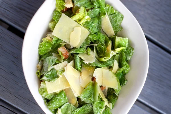 Green Lettuce Salad Parmesan Croutons — Stock Photo, Image