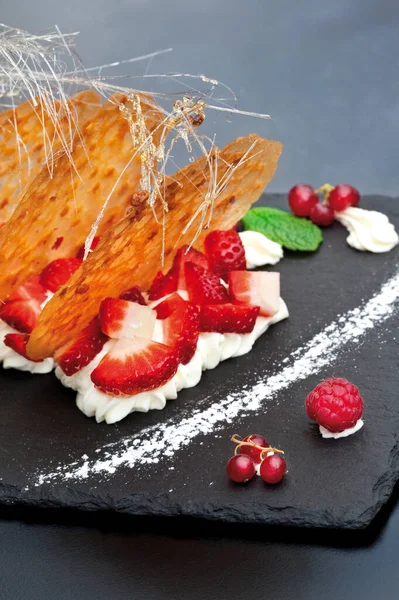 Fruits Rouges Crème Chantilly Sur Une Assiette Ardoise — Photo