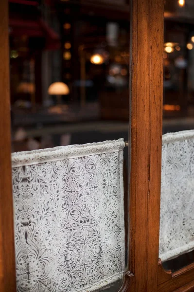 Eski Dantel Perde Fransa Bir Kafenin Eski Ahşap Penceresi — Stok fotoğraf