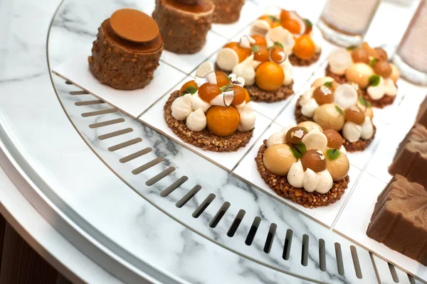 Fransız pastanesinde iştah açıcı kekler.