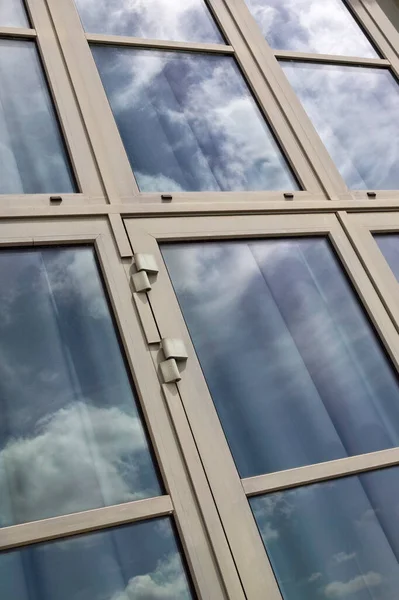 Ventanas Aluminio Cielo Nublado Sobre Fondo — Foto de Stock