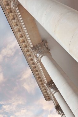 Taşlanmış bir Fransız anıtının alçak açısı