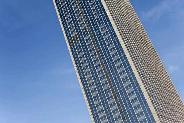 Nahaufnahme Eines Modernen Gebäudes Und Blauer Himmel Hintergrund — Stockfoto