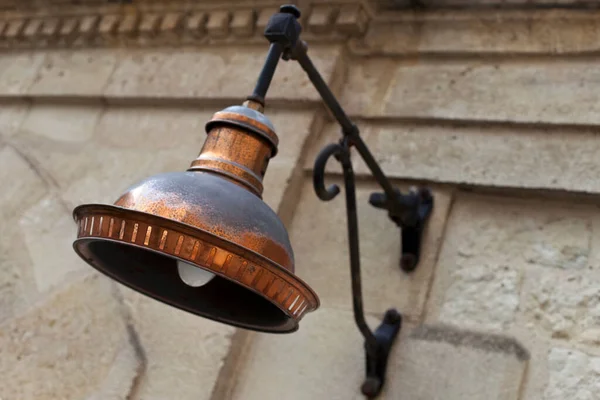 Typowa Miedziana Lampa Uliczna Mieście Bordeaux Francja — Zdjęcie stockowe