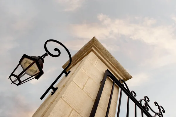 Steinerne Säule Und Schmiedeeisernes Tor Einer Weinburg — Stockfoto