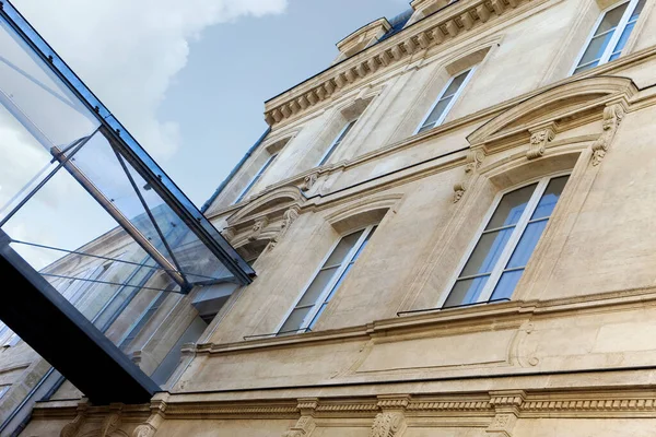 Passerelle Verre Dans Une Façade Française Lapidée Classique — Photo