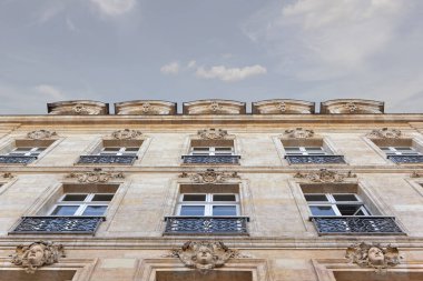 Fransız Bordeaux şehrinde taş bir binanın cephesi