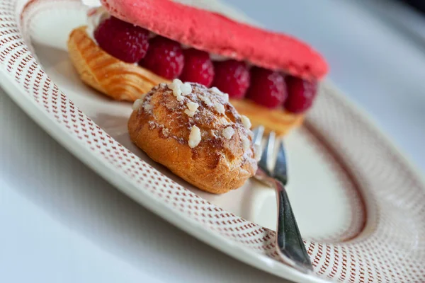 Puff Pastry Raspberry Eclair Plate — Stock Photo, Image
