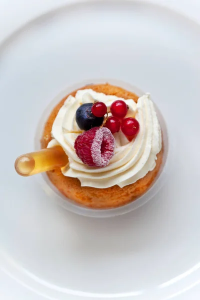 Pâtisserie Française Baba Rhum Sur Une Assiette Blanche — Photo