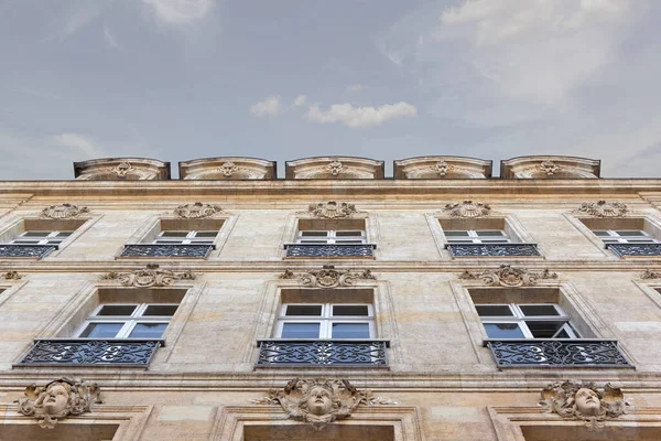 Fassade Eines Steingebäudes Der Französischen Stadt Bordeaux — Stockfoto