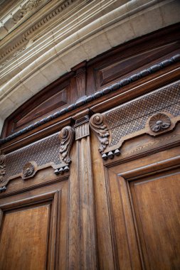 Taş bir Fransız malikanesinin eski ahşap kapısını kapatın.