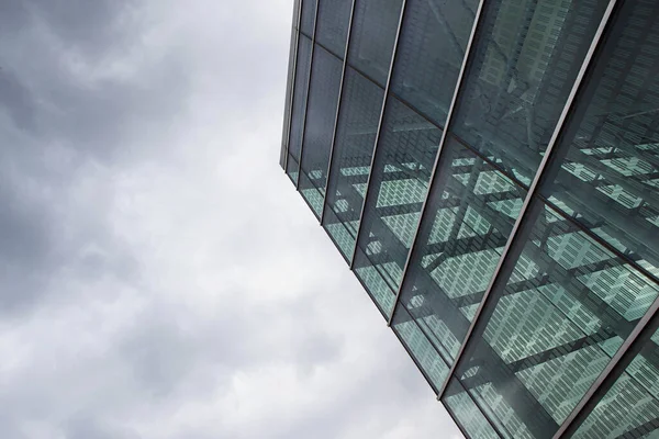 Modernes Gebäude Und Wolkenverhangener Himmel Der Stadt — Stockfoto