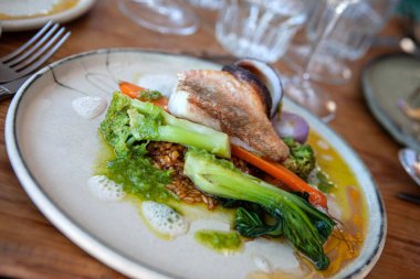 Sebze ve risotto ile deniz çipli fileto.