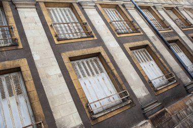 Şehirdeki kirli bir binanın cephesi.