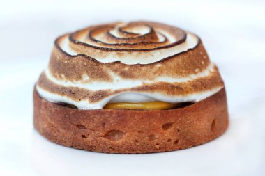 Beyazların çalışma planında limonlu pastayı kapat.