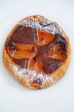 Beyaz arkaplanda kayısı turtası