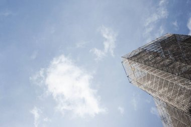 Arka planda iskele ve mavi gökyüzü