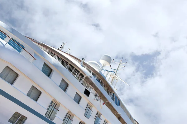 Arka planda gemi ve mavi gökyüzü