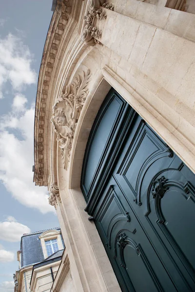 Yeşil ahşap bir taş kapağı