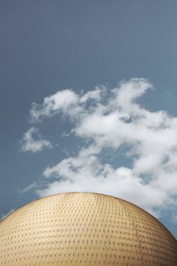 Bulutlu mavi gökyüzü arka planında bağlı balon