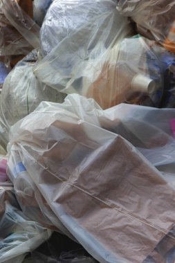 Konteynırdaki plastik çöp torbaları.