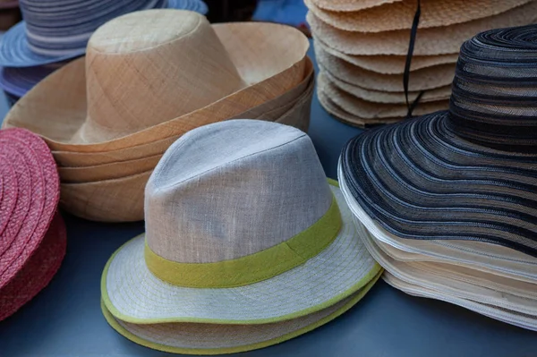 市场摊档上的帆布和草帽 — 图库照片